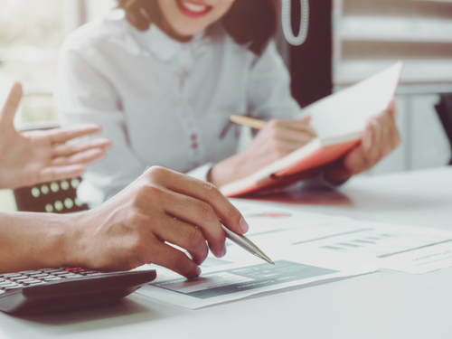 Person macht sich Notizen während einer Supervision – Symbol für Reflexion, Qualität und persönliche Weiterentwicklung im Coaching und in der Seelsorge.