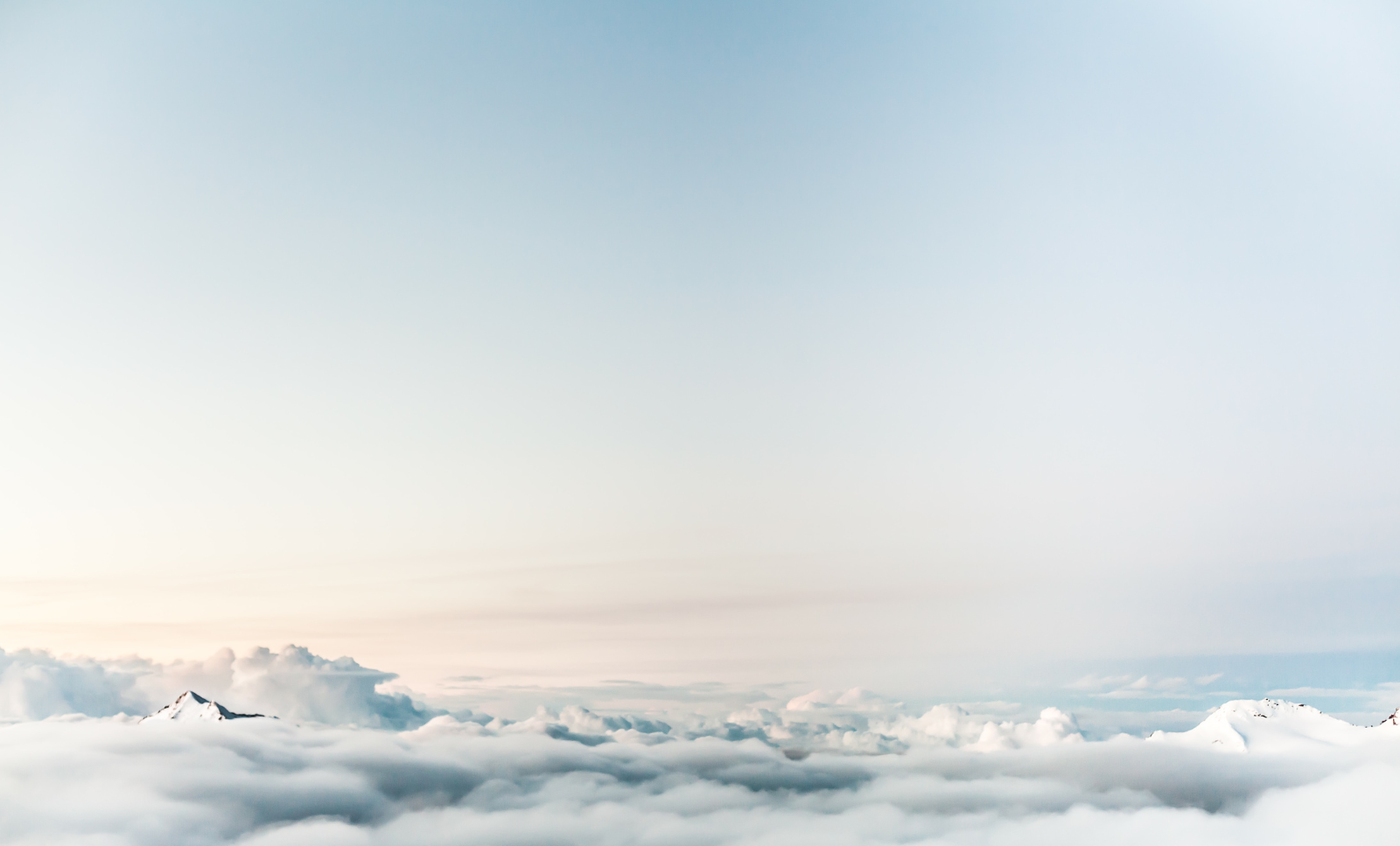 Weicher Himmel über den Wolken – Symbol für Weite, Ruhe und vertrauensvolle Online Lebensberatung.